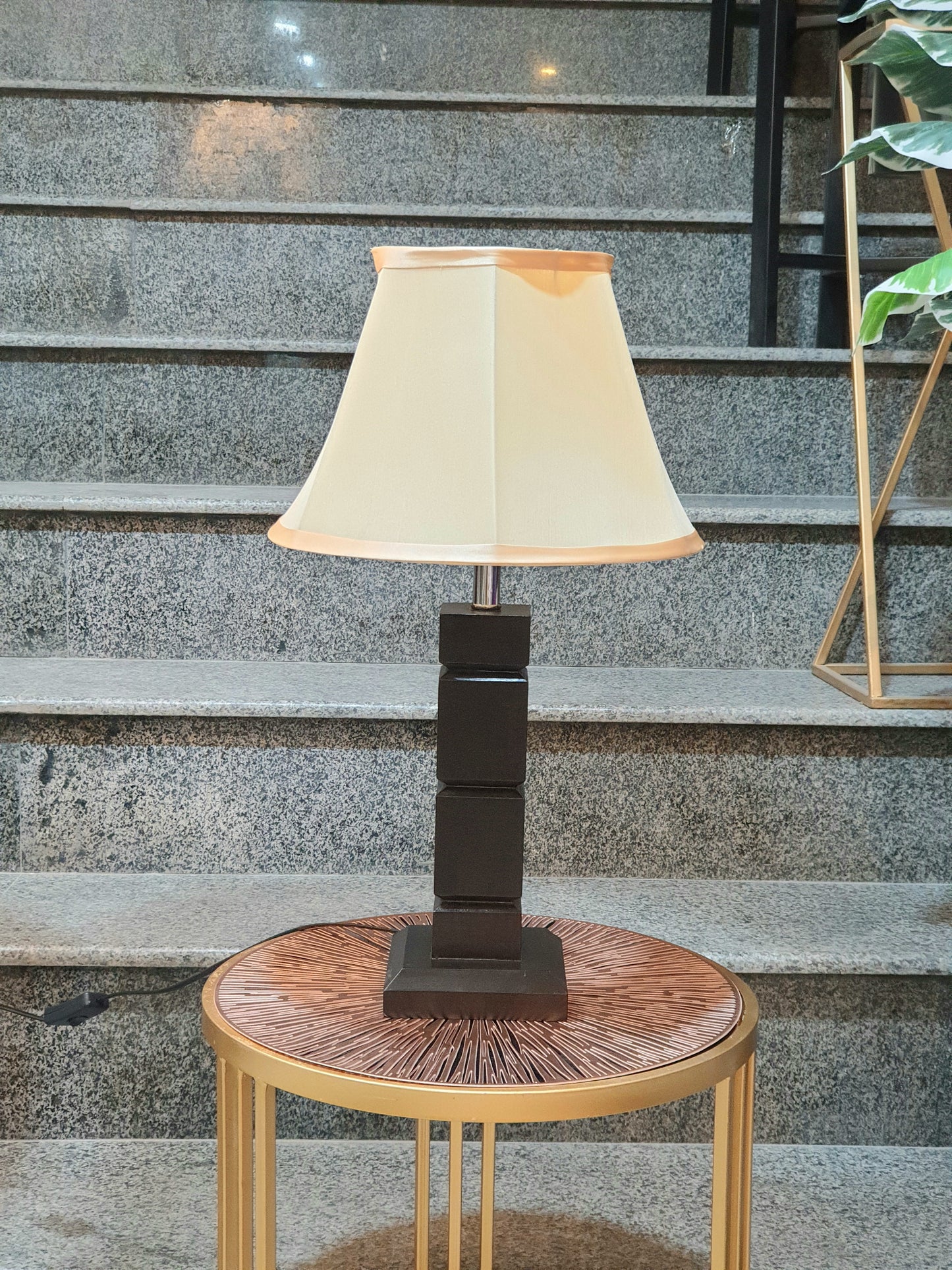 Wooden sidetable lamp