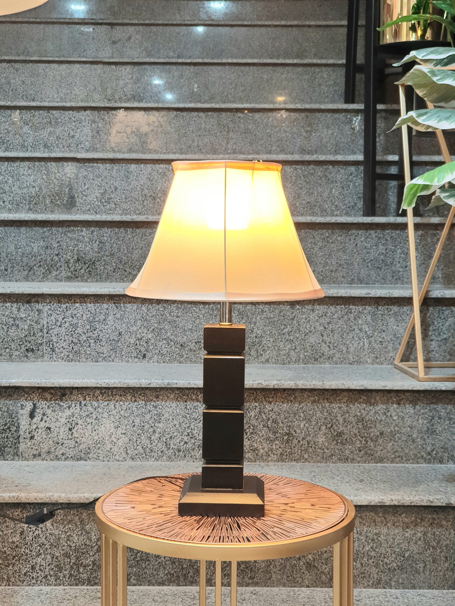 Wooden sidetable lamp